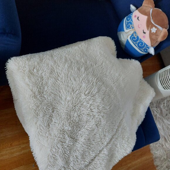 Cream White Furry Soft Plush Throw Blanket 50 X 69 - Picture 1 of 3